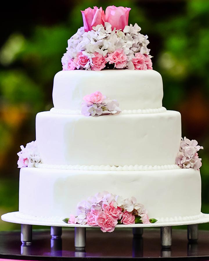 flowered-power wedding cake