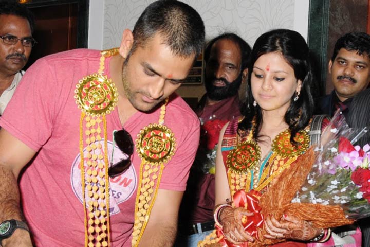 Ms Dhoni Vs Sakshi Sex - MS Dhoni Marriage With Sakshi Playing It In Dhoni Style